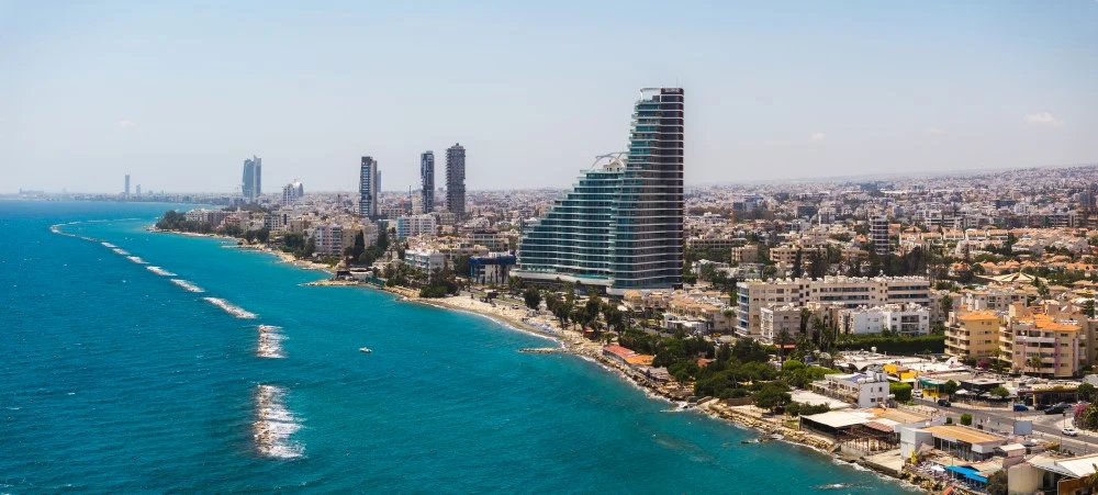 קו הרקיע של לימסול וחוף הים התיכון ממבט אווירי